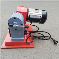 使用第一弹性组件吸收并储存压紧工件的压力