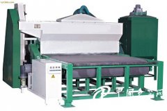 外壳中端设置第二电机