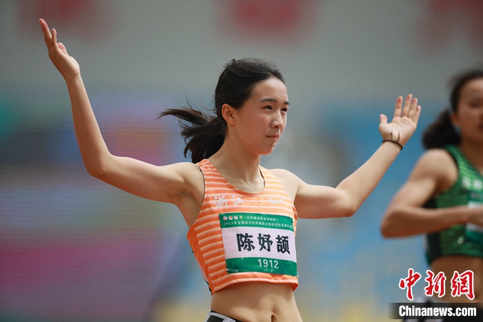 战胜偶像，15岁陈妤颉在山