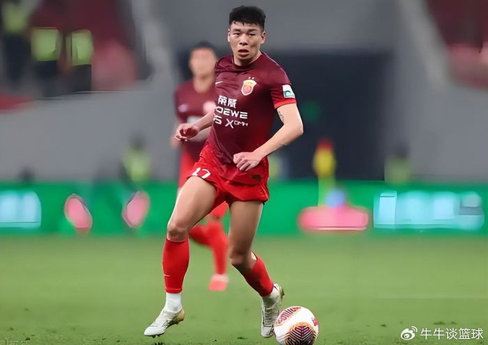 大连英博携手贸易公司共筑青训未来 毛伟杰左后