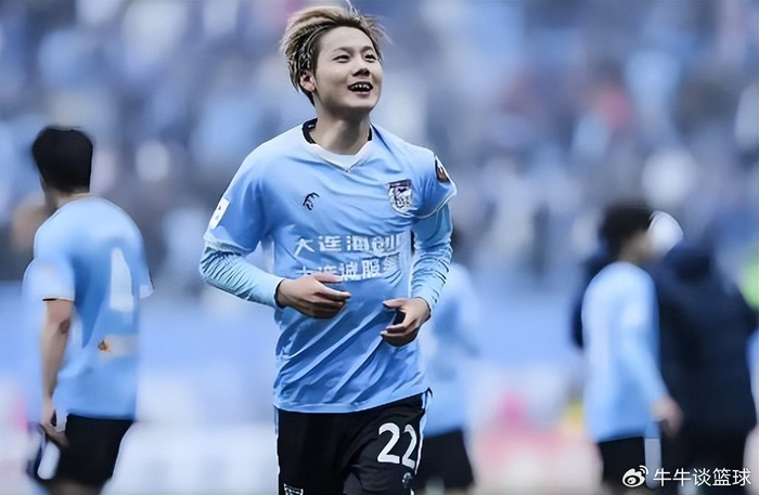 大连英博携手贸易公司共筑青训未来 毛伟杰左后