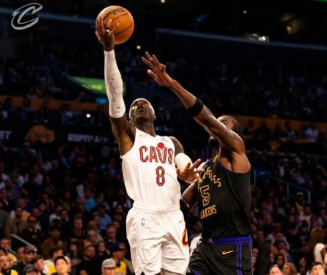 湖人狂胜骑士锁定季后赛席位 詹姆斯超越贾巴尔